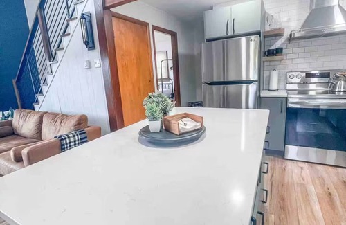 Boswell Ski Chalet | Peaceful Cozy Lakefront Chalet in Laurel Highlands with Private Dock