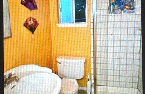 Nice Cabin | Peaceful & Cozy lakeside cottage w/ free parking