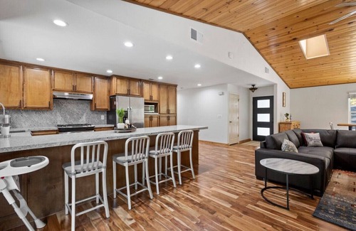 Groveland House | Peaceful Creekside Buddha Retreat