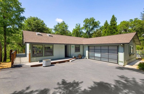 Groveland House | Peaceful Creekside Buddha Retreat