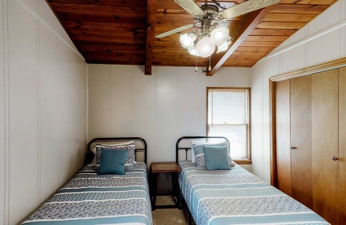 Prosperity House | Peaceful, dog-friendly getaway with gorgeous lake view, grill, & central AC