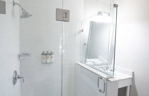 Kennebunkport Hotel | Peaceful Downtown Spot Perfect For Couple Stay | Free Breakfast