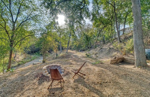 East MLK Apartment | Peaceful duplex in a wooded area ,backs up to a tranquil creek near Mueller