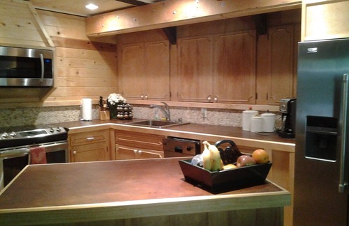 Rhododendron Ski Chalet | -Peaceful Eclectic Cabin, WiFi, Hot tub,pets welcome