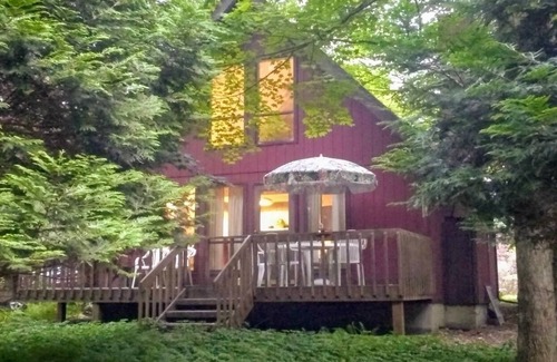 Locust Paradise Ski Chalet | Peaceful escape in Poconos near fun activities
