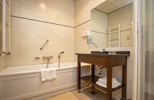 Zon en Schild Hotel | Peaceful Escape with Free Parking, Private Garden & Hiking Nearby