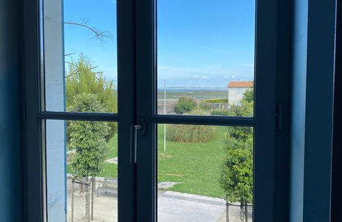 Le Chateau-d'Oleron Villa | Peaceful family home with sea view, in the heart of the village, on the ramparts