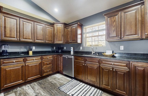 Kodak Cabin | Peaceful family-friendly home with games, fire pit, and great location!