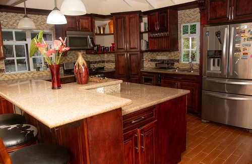 Castries House | Peaceful family Retreat! 10 minutes to beach, restaurants and supermarkets.