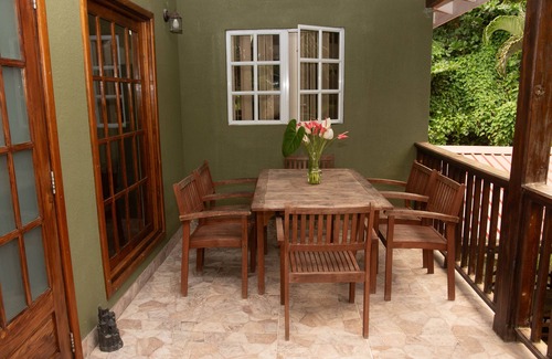 Castries House | Peaceful family Retreat! 10 minutes to beach, restaurants and supermarkets.