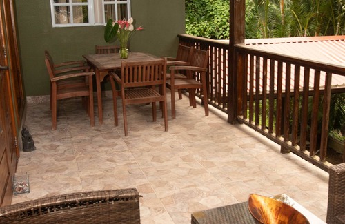 Castries House | Peaceful family Retreat! 10 minutes to beach, restaurants and supermarkets.