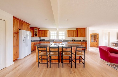 Andover House | Peaceful family retreat 100 acres and 10 minutes to Okemo, Lakes, National Park