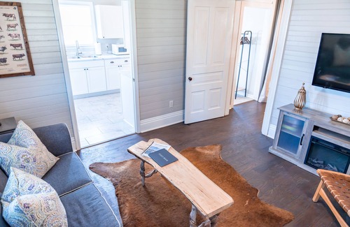 Columbia House | Peaceful Farm Escape. No Cleaning Fee. Pond. Horse outside your window.