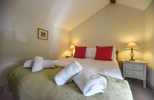Alsop en le Dale Cottage | Peaceful Farm Cottage in the Peak District, close to walking trails.