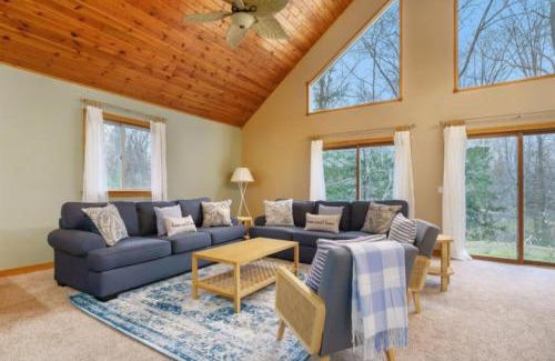Coloma House | Peaceful Forested 5 Bdrm Near Lake sleeps up to 16