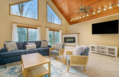 Coloma House | Peaceful Forested 5 Bdrm Near Lake sleeps up to 16