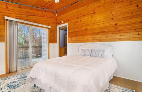Coloma House | Peaceful Forested 5 Bdrm Near Lake sleeps up to 16