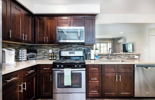 Thousand Oaks Apartment | Peaceful & Gated 2 King Bd 2 Bth, 1 Gig WiFi near CLU, FSAC & Proactive Sports