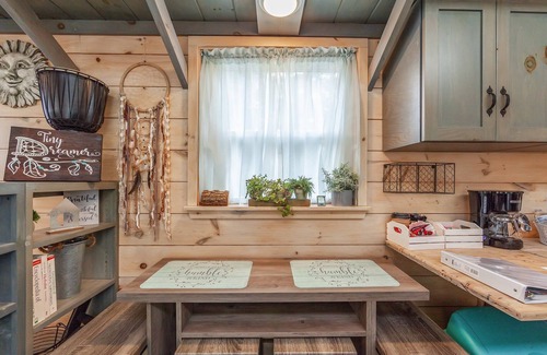 Hornsby House | Peaceful Getaway In Charming Tiny House