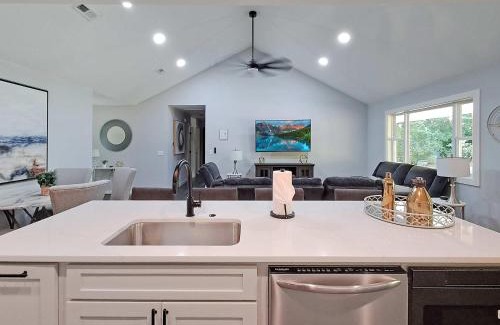 Fayetteville House | Peaceful Getaway - Patio Nature Custom Showers
