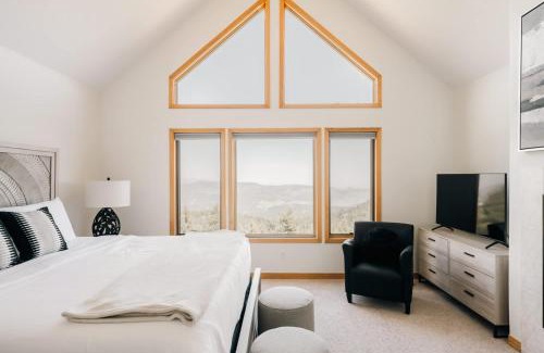 Evergreen House | Peaceful Getaway with Hot Tub - Views - Evergreen