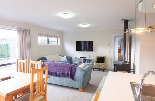 Lake Hawea House | Peaceful Hawea Escape - 700m from the lake