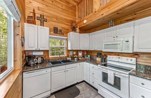 Fort Payne Cabin | Peaceful Hideaway Treehouse near Little River Canyon National Preserve!