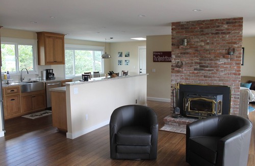 Cloverdale House | Peaceful Hilltop Retreat-Deck, Privacy & Views