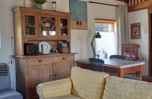 Broadford Cottage | Peaceful holiday cottage central to places of interest. Free WiFi and parking