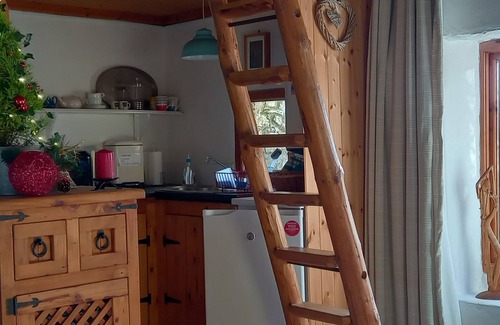 Broadford Cottage | Peaceful holiday cottage central to places of interest. Free WiFi and parking