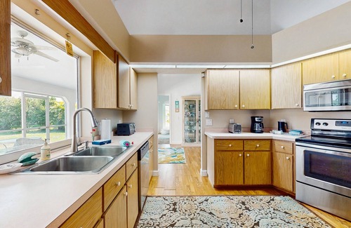 Harbour Heights House | Peaceful home with water views, canal access & ping-pong table