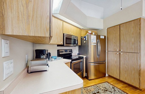 Harbour Heights House | Peaceful home with water views, canal access & ping-pong table