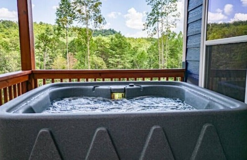 Bryson City Cabin | Peaceful/Hot Tub/Firepit/Minutes 2 Deep Creek and Town/Deck w/Rockers
