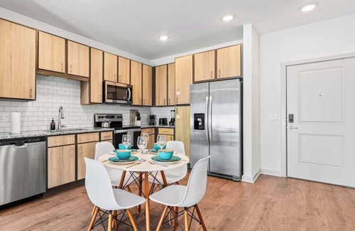 Bay Lake Apartment | Peaceful King Oasis w/Pool View Gym Close to Parks