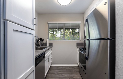 Thousand Oaks Apartment | Peaceful King Suite near FSAC & Proactive Sports w/Gym Access & 1 Gig WiFi