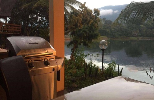 Tuk Tuk Villa | Peaceful lake by the villa