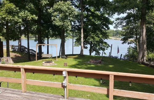 Scotland Cabin | Peaceful Lake House Cabin 2, Kayaks Provided Free, Direct Water Access!