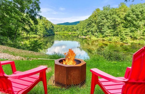 Kabletown Cottage | Peaceful Lakefront Cottage with Mountain Views!