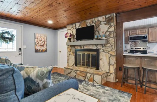 New London House | Peaceful Lakefront Retreat: private dock, deck, arcade and more!