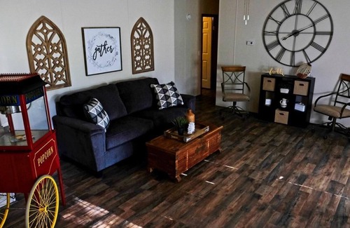 Kingston House | Peaceful Lakehouse Retreat- 2 minutes from the water