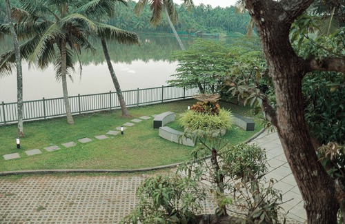 Kozhikode House | Peaceful Lakeside Retreat – Private 2 Bedroom Pool Villa