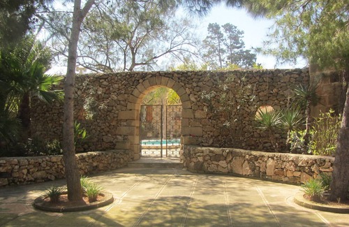 Wardija Cottage | Peaceful location in Wardija near St Pauls Bay- Large Pool and Extensive Gardens