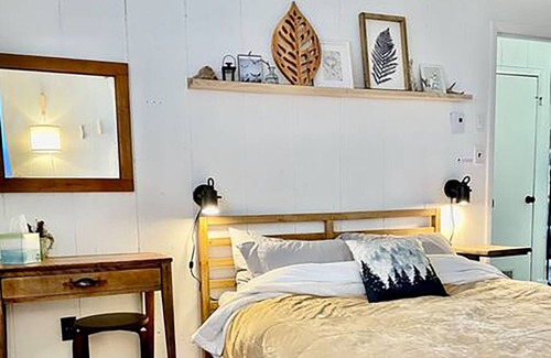 Hamlin Cottage | Peaceful Mountain Cabin in Lakefront Community