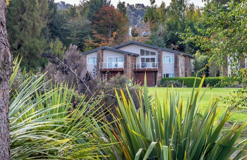 Ohakune House | Peaceful mountain sanctuary - private outdoor spa pool, cozy & comfy, free wifi