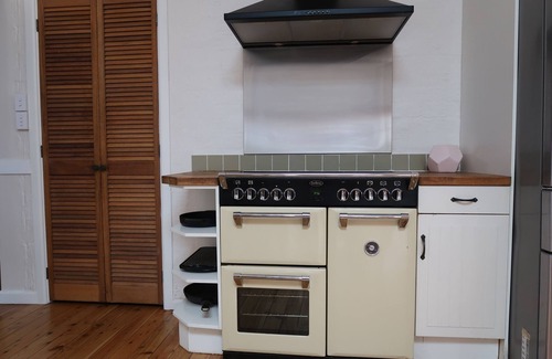 Sydney House | Peaceful mountains cottage stay. 5min drive to Springwood town and train line.