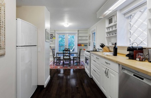 Thousand Oaks House | Peaceful North Berkeley in-law overlooking creek