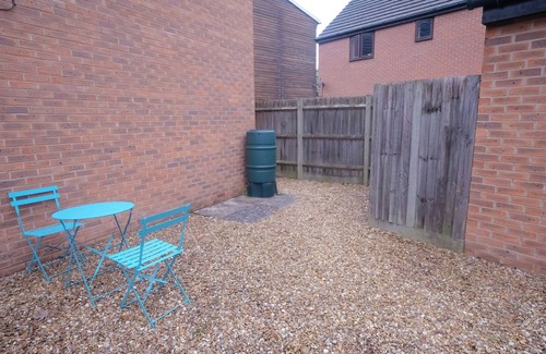 Newport Pagnell House | Peaceful One Bedroom House near M1 Junction 13 & 14 with garden and parking