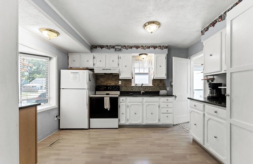 Lakeside House | Peaceful Pastel - Cheerful Cottage Close to Pere Marquette and Muskegon Lake - Pet Friendly