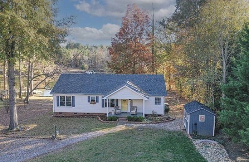 Cross Hill Cottage | Peaceful Pet Friendly 3BR 2BA Cottage w/dock!