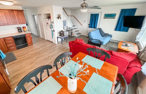 Silver Beach Cottage | Peaceful, Pet-Friendly Escape with Waterfront Sunsets & Private Dock (No Fees!)